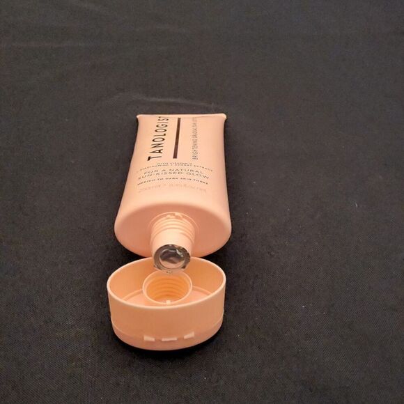 TANOLOGIST DAILY GLOW BRIGHTENING GRADUAL TAN LOTION WITH VITAMIN C 8.45fl Oz - Picture 5 of 8